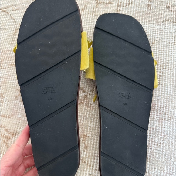 Zara Flower Sandals 
Size 40
Never worn! - Picture 3 of 4